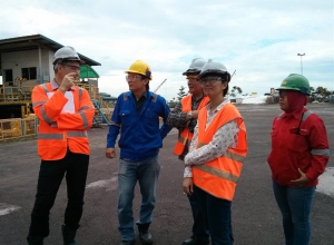 Rene Van Berkel, Ph.D. and trainee experts responsible in an oil and gas pipe manufacture, received explanations from the coordinators during the plant walk through.
